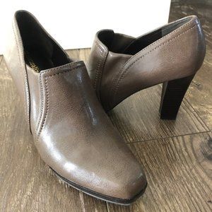Naturalizer Yvonne Booties in Taupe